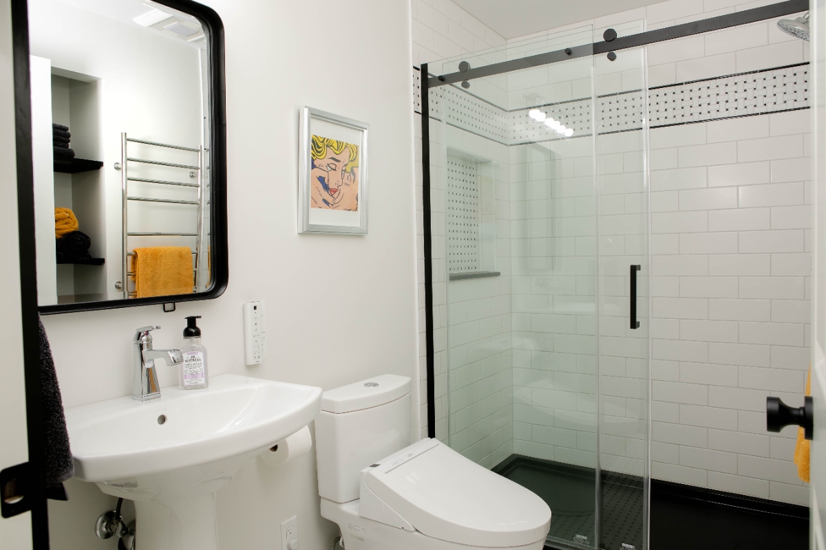 c-laura-petrilla-wexford-avenue-interiors-black-and-white-bathroom